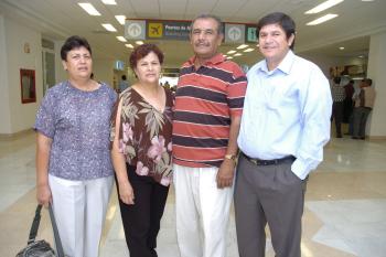 Elodia Vega viajó a California y fue despedido por Irene de la Rosa, Javier y Jorge Vega.jpg