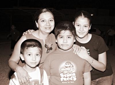 María del Socorro Muñiz y sus hijos Karen, David y Juan Alberto.