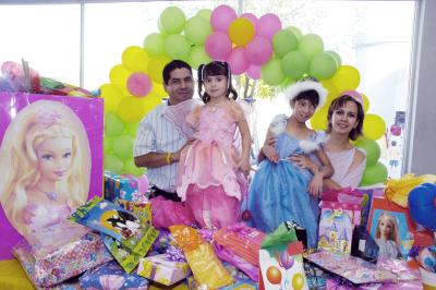 Kathia Mancillas Arellano con sus papás Miguel Mancillas, Lorena Arellano y su hermanita en su fiesta de cumpleaños.