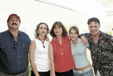Miguel Papadópulos, Lizzy Dingler de Papadópulos, Sofía lambros, Estefanía Aronis Lambros y Stavros Aronis.