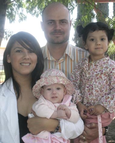 Leonardo Valdez y Martha de Valdez con sus hijas Luciana e Isabel, en reciente festejo social.