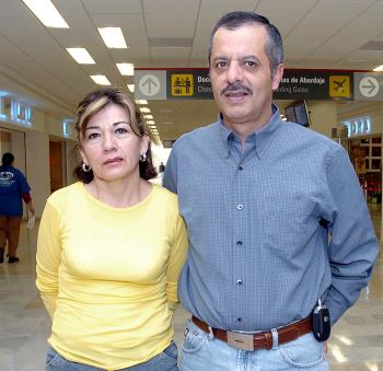 18 de mayo 

 Patricia Palacios y José Luis Hernández viajaron a la Ciudad de México.