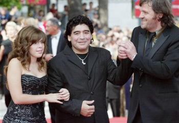 A su llegada causó revuelo el futbolista argentino Diego Maradona, quien llegó acompañado de su hija Dalma.