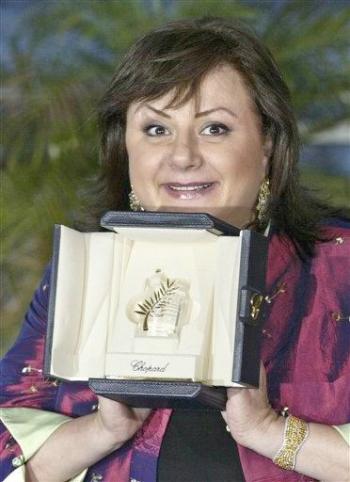 En cuanto al premio de interpretación femenina, la galardonada fue Anna Laslo, actriz de Free Zone, del israelí Amos Gitai, una cinta que analiza el conflicto árabe-israelí desde una polémica perspectiva económica.