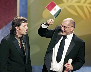'Lo que siempre he buscado con mis guiones es conmover y contar una historia, y ésta es una historia de amistad entre un vaquero mexicano y uno estadounidense; es básicamente la historia que busqué que emocionara y permitiera... no lo sé... permitiera... perdona..., estoy muy nervioso, como podrás imaginar', expresa el guoinista mexicano. 

Si no lo dice, su voz temblorosa lo habría delatado. Guillermo estaba 'emocionadísimo', recibiendo una adrenalina que no se parece a nada.