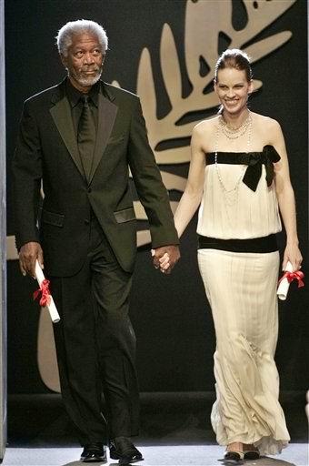 Premio al Mejor Director: Michael Haneke por Caché (Francia). 

Aquí a su llegada los actores Morgan Freeman y Hilary Swank.