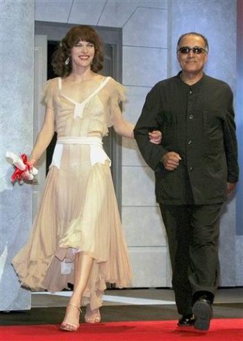 El Gran Premio fue para: Broken Flowers (Flores Rotas), de Jim Jarmusch (Estados Unidos). 

Aquí la actriz Milla Jovovich,y el director Abbas Kiarostami.