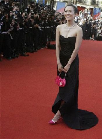 En cuanto a la cinta francesa del austríaco Michael Haneke, Caché, es una obra misteriosa que funciona como una metáfora de la existencia de un hombre que oculta un secreto. 

Aquí una de las actrices japonesas más bellas del espectáculo, Zhang Ziyi