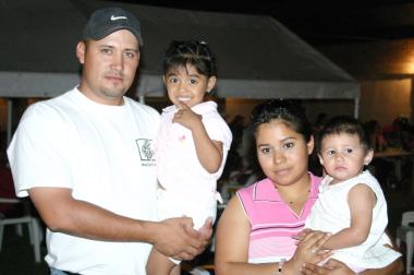 Eduardo y Alejandra de Reyes con sus hijas Sofía y Katia Reyes García