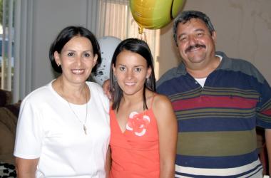 Georgina Adriana Madinaveitia en compañía de sus papás en su fiesta de despedida por su próximo viaje a París