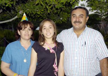 Martha Patricia Gaucín Castañeda en compañía de sus papás, Patricia Castañeda de Gaucín y Leopoldo Gaucín Soto.