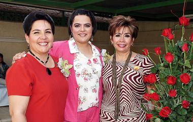 Claudia Ramos Gallegos, acompañada por las organizadoras de su despedida de soltera.