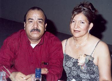 Socorro Ibarra Hernández en compañia de su esposo Ulises Aldaba Zubia en el festejo que le ofrecieron con motivo de sus 25 años de servicio ala educación.