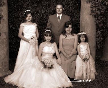 22 de mayo 

Srita. Sandra Margarita Sosa Alvarado, en una foto de estudio, con motivo de sus XV años, en compañía de sus papás y hermanas .