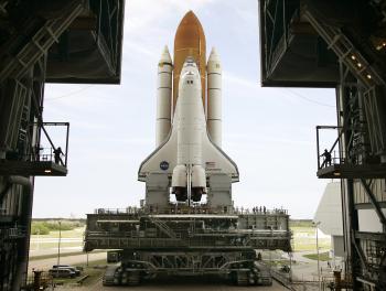 Los responsables de la agencia espacial estadounidense decidieron también trasladar la nave desde la rampa de lanzamiento al gigantesco edificio de montaje de vehículos (VAB) de Cabo Cañaveral (Florida) para la realización de los trabajos, en una travesía de seis horas y media.