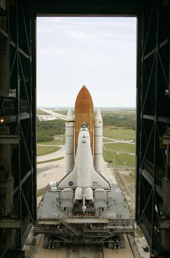 El transbordador espacial 'Discovery' comenzó su lenta travesía desde la rampa de lanzamiento hasta un hangar en Cabo Cañaveral (EU), donde será equipado con depósito de combustible y cohetes de propulsión nuevos.