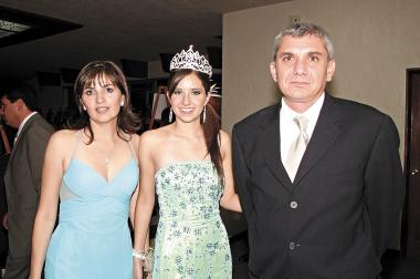 La reina del Club del Campestre de Torreón, Luz María Arriaga Bujdud, acompañada por sus papás, Luz María Bujdud de Arriaga y Alfonso Arriaga.
