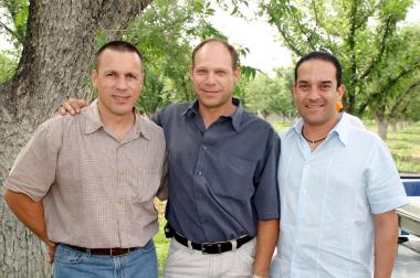 Arturo González, Roberto González y Javier Lechuga, captados en reciente reunión social.
