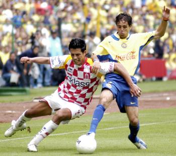 Los Tecos se tardaron en reaccionar y al minuto 22 recortaron la ventaja con un gol de cabeza de Eduardo Lillingston, a un centro de Juan Pablo Rodríguez. Pero Padilla recuperó la ventaja de dos goles para el América al minuto 31. La jugada comenzó por el lado derecho en una pared entre Torres y Castro, quien la centró a primer poste, para el remate de Aarón Padilla.