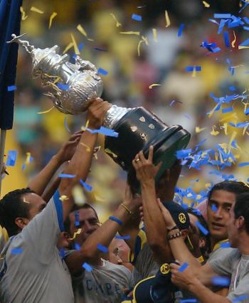 Fue, también, la fiesta de la comunión, de la integración total entre el equipo América y los más de 100 mil aficionados que se dieron cita en el Estadio Azteca para vivir de cerca la fiesta que venían preparando desde el inicio de la Ligulla, cuando las Águilas empezaron a marcar el camino para llegar hasta la conquista del título.
