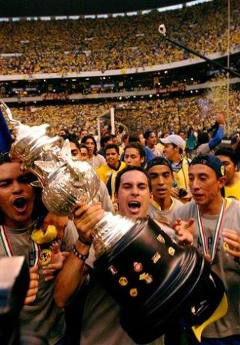 Las Águilas del América volvieron a levantar la Copa de Campeones y sumaron así el décimo título para su rico historial, tras imponerse 6-3 (global de 7-4) a los Tecos de la Universidad Autónoma de Guadalajara.