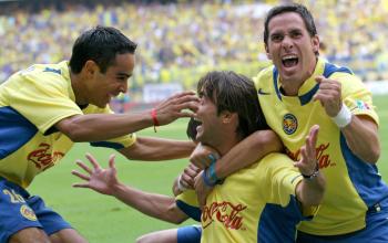 El América se proclamó campeón del Torneo Clausura 2005 del futbol mexicano, al golear a los Tecolotes de la Universidad Autónoma de Guadalajara (UAG) por 6-3, con dos goles de Aarón “El Gansito” Padilla y dos del argentino Claudio López.