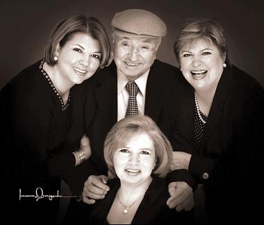 29 de mayo 
Sr. José Hernández Rivas captado en una foto de estudio con sus hijas Guadalupe Hernández, Maricruz Hernández de Fernández y Martha Hernández de Flores.