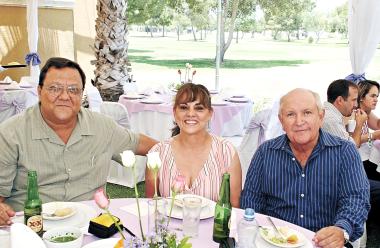 César Villalobos, Rosa y Alberto Martínez.