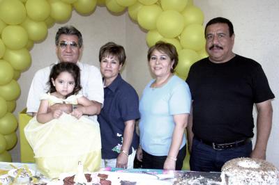 Ana Paula Castañeda Alba acompañada por sus abuelitos, Jesús Alba, Enriqueta de Alba, Juan Francisco Castañeda y Rebeca de Castañeda, en su fiesta de cumpleaños.
