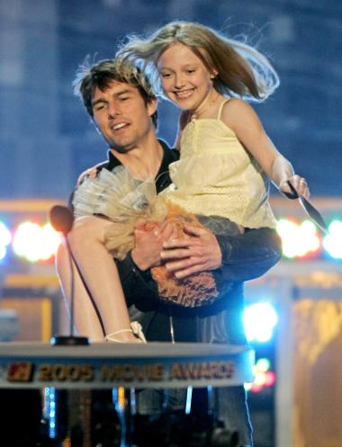 Tom Cruise cargó a la joven co-estrella de su película Guerra entre Mundos.