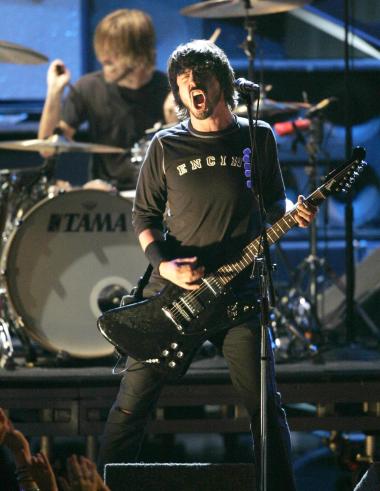 Jimmy Fallon condujo el espectáculo en el Shrine Auditorium. El espectáculo musical corrió por cuenta de los Foo Fighters , Eminem y Mariah Carey.


En la fotografía,  Foo Fighters cerró la noche cantando su éxito Best of You.
