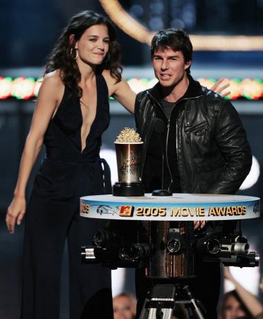 “Muchas gracias MTV. Muchas gracias a todos, a los fans. Déjenme hablar”, pidió el galán de muy buena gana y riendo apenado al público que insistía en gritar desgarradoramente.
La pareja llegó de incógnita al evento en una moto que condujo el actor, con cascos protectores, en jeans y con chaquetas de piel, directamente a la sala dedicada a recibir a las estrellas, ignorando la alfombra roja.