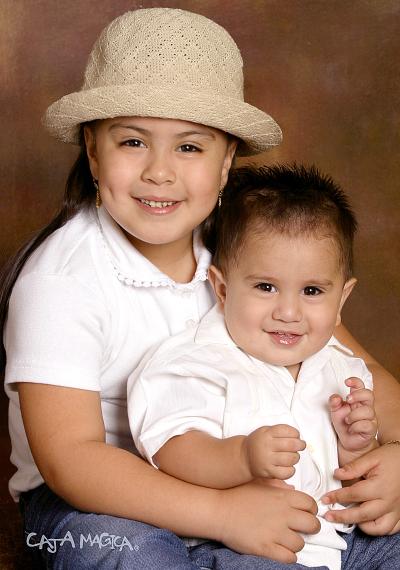 04 de junio

Samuel Artemio Ayala Espino en una fotografía de estudio con motivo de su primer cumpleaños, lo acompaña su hermanita Zayme María Ayala Espino