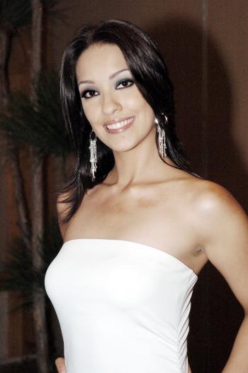 -Nombre: Ana Isabel Muñoz Ortiz. 
-Edad: 18 años. 
-Estatura: 1.76 m. 
-Medidas: “no sé, pero creo que estoy más o menos en el estándar”. 
-Profesión: instructora de pilates. Acaba de terminar la preparatoria. 
-Lugar de origen: Torreón, Coah. 
-Hobbies: “leer, estar con mis amigos, dar cursos de liderazgo y comunicación, y participar en todo tipo de actividades de cultura y a nivel DIF. 
-Razón por la que entró a Nuestra Belleza: “porque me siento una mujer capaz, segura de mí misma y que puedo ser digna representante de Coahuila, ¿y por qué no? de México y a nivel internacional. 
-Destacará del estado: su cultura, su gastronomía, la gente. 
-Admira a: “la persona que más admiro es a mi madre que me dio la vida, que me ha enseñado a ser lo que soy y que me dio los valores que puedo expresar a través de lo que soy”.