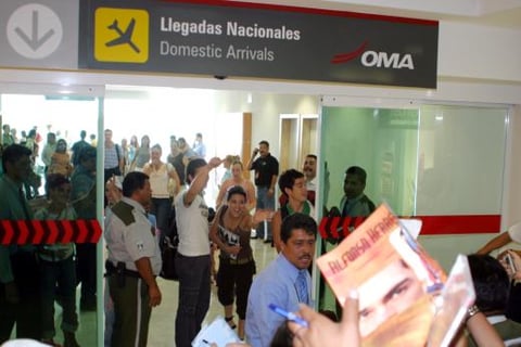 Al llegar al aeropuerto de la ciudad, los integrantes del grupo del momento  fueron recibidos por sus fans quienes les aclamaban una de sus  firmas.