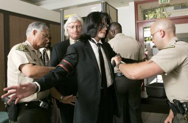 Jackson, acompañado de gran parte de su familia, incluidos sus padres y algunos de sus hermanos, como Jermaine, LaToya y Janet, no se dejó contagiar por las muestras de júbilo a las puertas del tribunal entre los seguidores del cantante, que esperaban bajo el sol californiano a conocer este veredicto.
