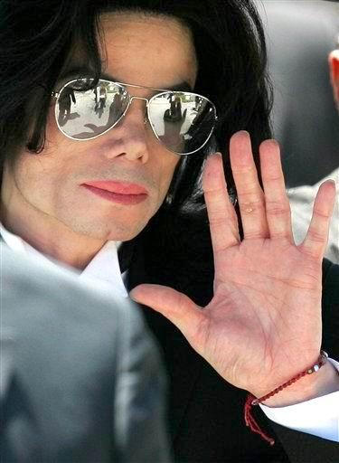 El cantante Michael Jackson fue declarado inocente de todos los cargos por el jurado, en un veredicto que puso fin a un juicio que atrajo la atención internacional debido a la popularidad del llamado 'rey del pop'.