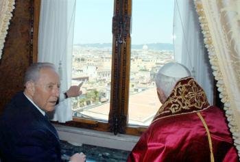 Benedicto XVI aseguró su respeto a un laicismo 'sano' del Estado sin renunciar a la ética que mana de la religión, antes de recordar que las prioridades de la Iglesia son la familia basada en el matrimonio y la defensa de la vida humana.