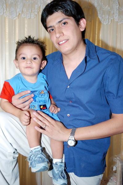Óscar Duclad con su pequeño hijo Darío Duclad, captados recientemente