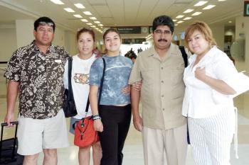 Jesús, Lizeth y Rebeca Luna viajaron a Vallarta y fueron despedidos por Susana y Mando Luna