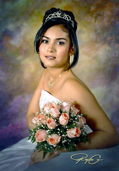 Srita. Oriandi Mijares Ortiz, en una foto de estudio con motivo de sus quince años de vida