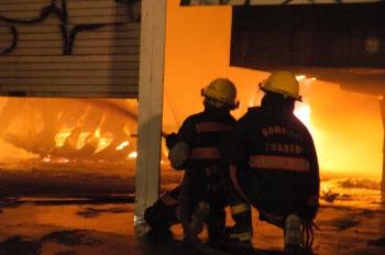 Casi a media noche  se reportó que el incendio había sido controlado, aunque continuaba la emanación de gases y humos por el tipo de materiales que habían sido consumidos.