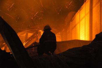 Desde el interior de la bodega, se escucharon varias detonaciones que según Gómez Vizcarra, eran provocadas por los tambos de solvente ahí almacenados.