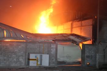 Al parecer una sobrecarga en las líneas de distribución eléctrica de la empresa provocó un cortocircuito que originó un espectacular incendio