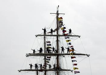 A fin de no herir susceptibilidades, los organizadores decidieron no reproducir con exactitud la batalla en este simulacro, con un vencedor y un vencido, sino que optaron por presentar un combate simbólico entre una nave roja no identificada y otra azul no tripulada.