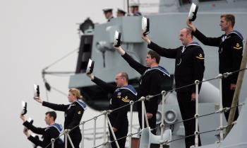 Francia y Gran Bretaña han allanado gran parte de sus diferencias desde entonces y forman parte de la Unión Europea, de modo que sus barcos participarán en la ceremonia al igual que lo harán varias naves españolas. Pero la rivalidad entre ambos países continúa siendo intensa, tal como se advirtió en su reciente disputa acerca del presupuesto de la UE.