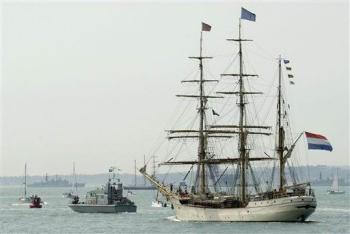 Diecisiete barcos de cinco países realizaban un simulacro de batalla naval frente a la costa sur de Inglaterra, con ocasión de celebrarse el bicentenario de la batalla de Trafalgar, durante la cual el almirante Horatio Nelson barrió con las armadas de Francia y España y aseguró a Gran Bretaña el dominio de los mares durante más de un siglo.