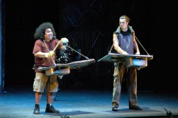 Stomp no es precisamente una sinfonía de instrumentos, ni una coreografía dancística. Es más bien un grupo rítmicamente coordinado, con personalidades bien definidas que el público puede apreciar a simple vista.