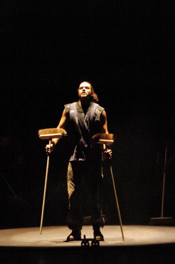 El show tuvo su buena dosis de comicidad y también algo de dramatismo, escenificando una tribu con sus lanzas y las Cruzadas con sus “espadas” de madera. Atemporal, pero al mismo tiempo actual, urbano de cualquier ciudad.