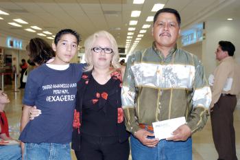 28 de junio
 Martha Lilia Galván viajó a Tijuana y la despidió Rigoberto Quiroz y Gerardo Ramírez.